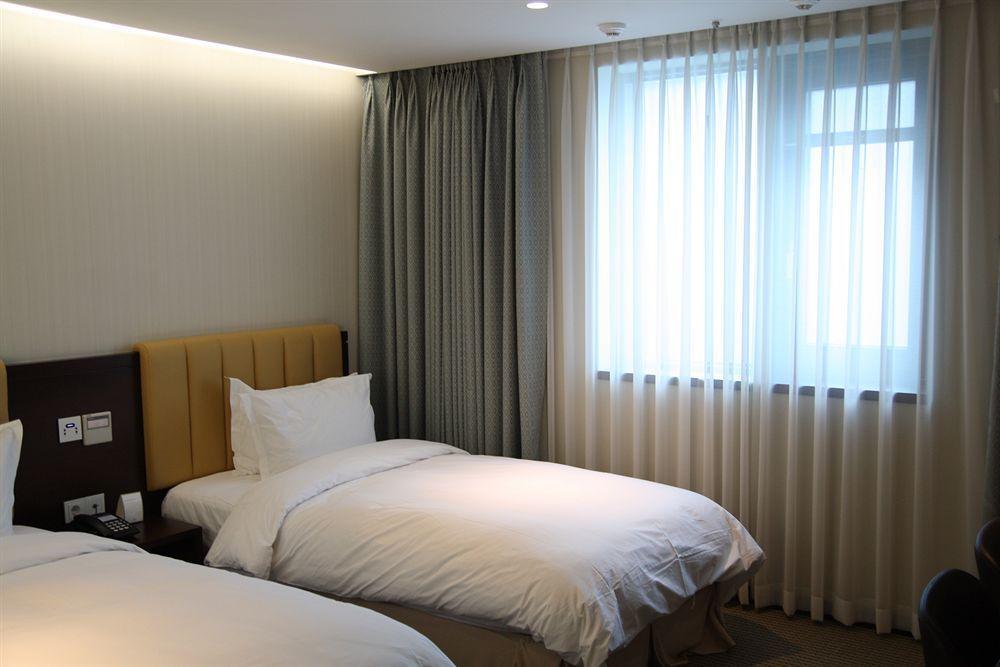 Hotel Travelodge Myeongdong Hall 4*